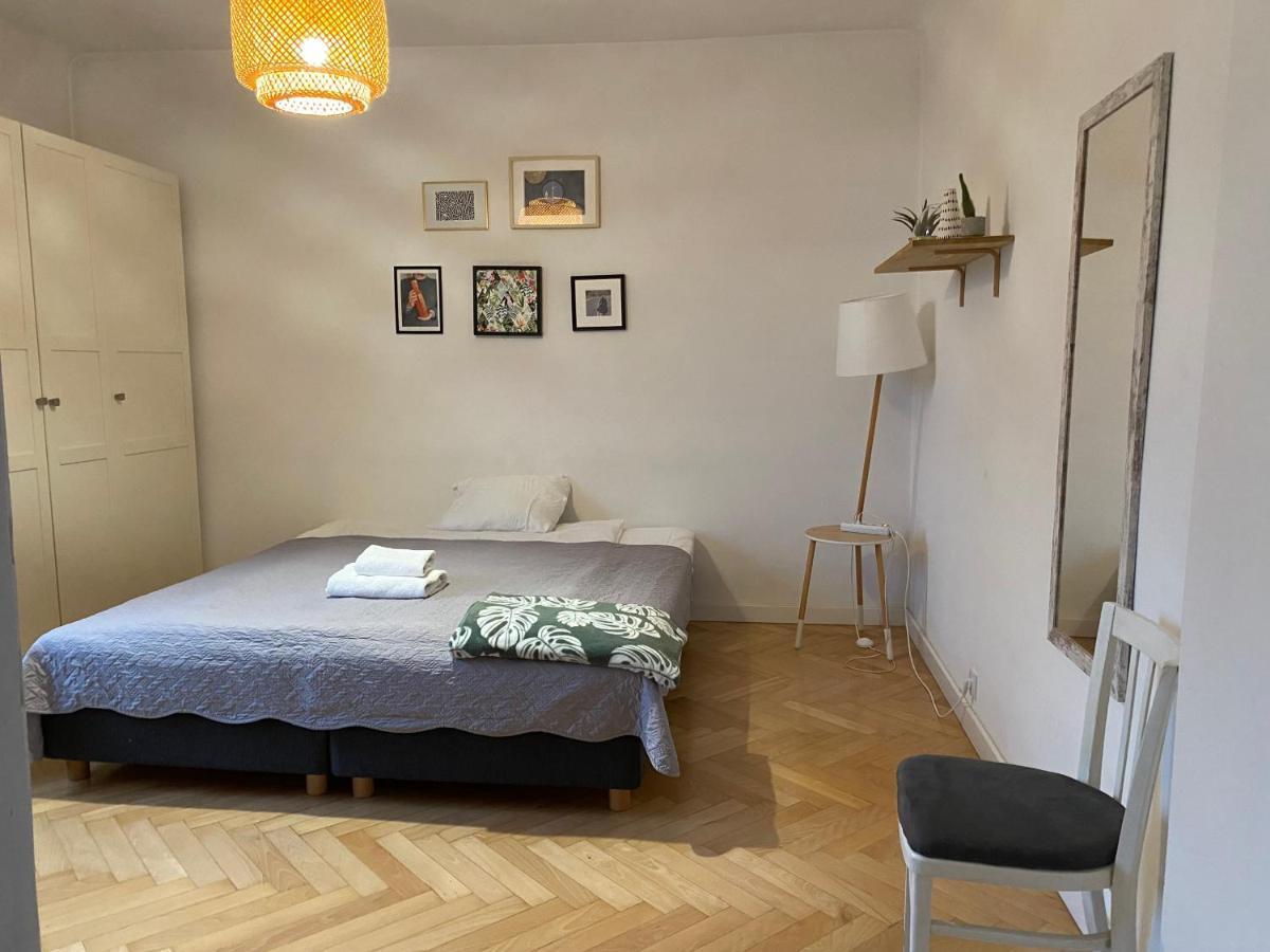 Slow Life Apartment Next To Metro Station Varsovia Exterior foto